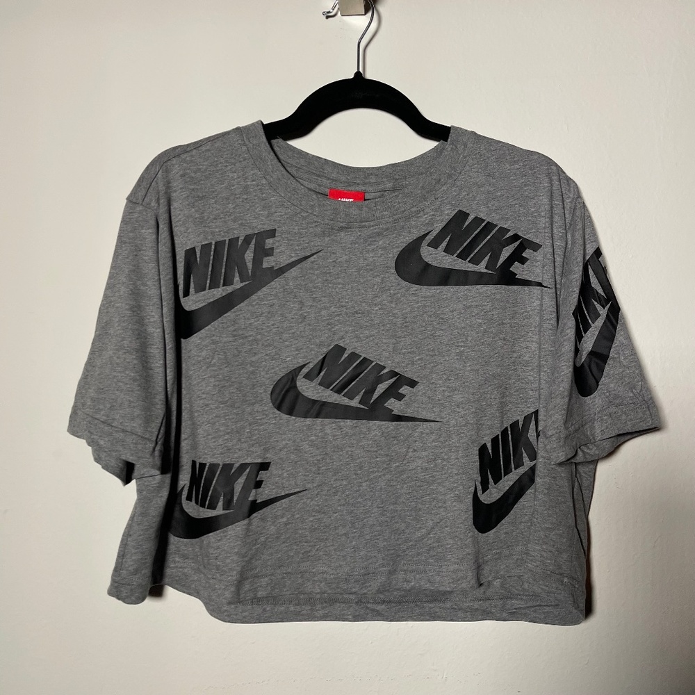 Nike Women’s All Over Print Swoosh Logo Crop Top Shirt Tee Medium 928688-091